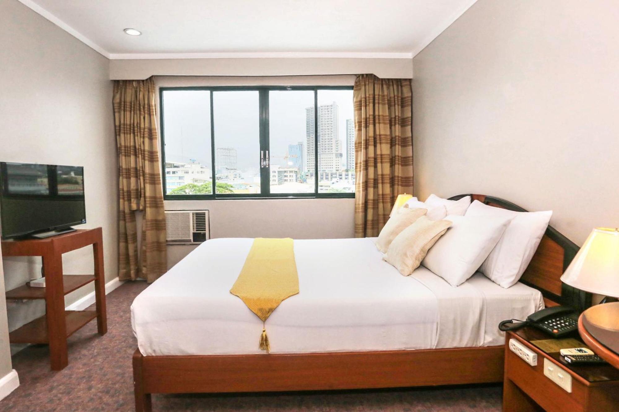 Holiday Plaza Hotel - Cebu Exterior foto